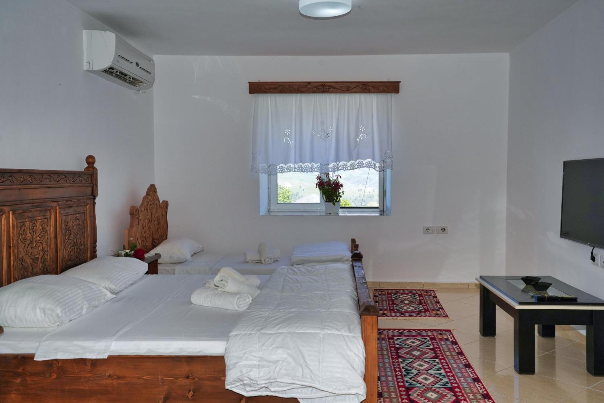 Gjirokastër Guri Guesthouse מראה חיצוני תמונה