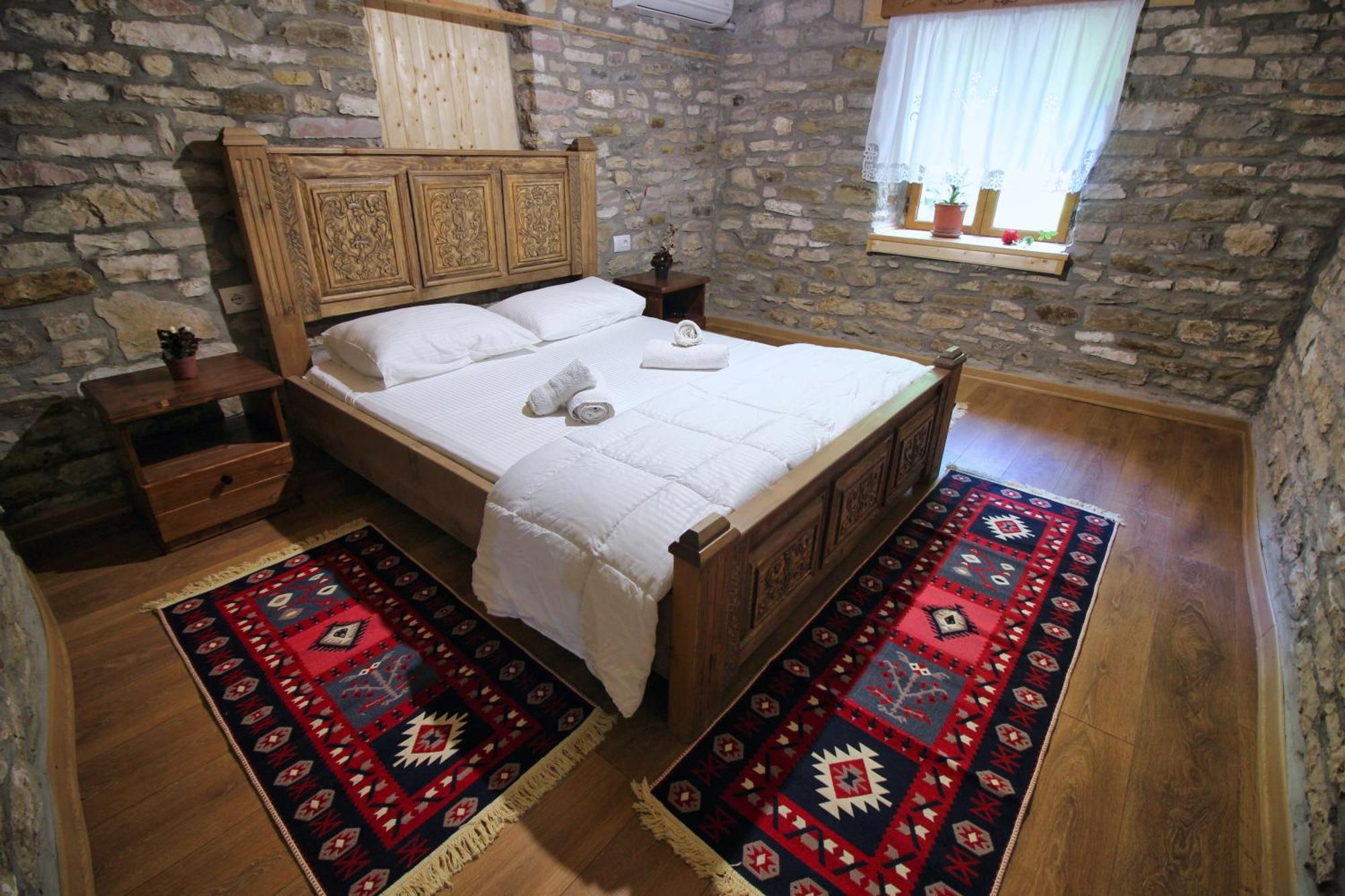 Gjirokastër Guri Guesthouse מראה חיצוני תמונה