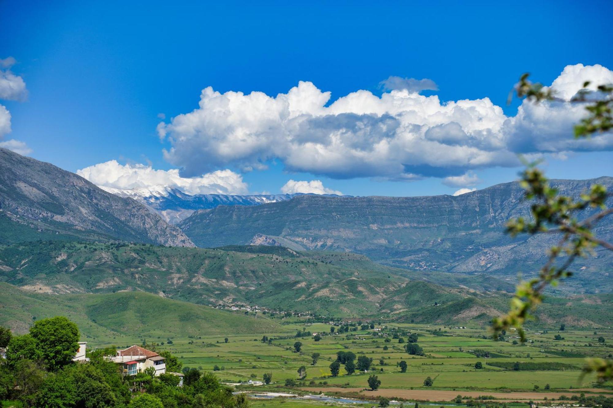 Gjirokastër Guri Guesthouse מראה חיצוני תמונה