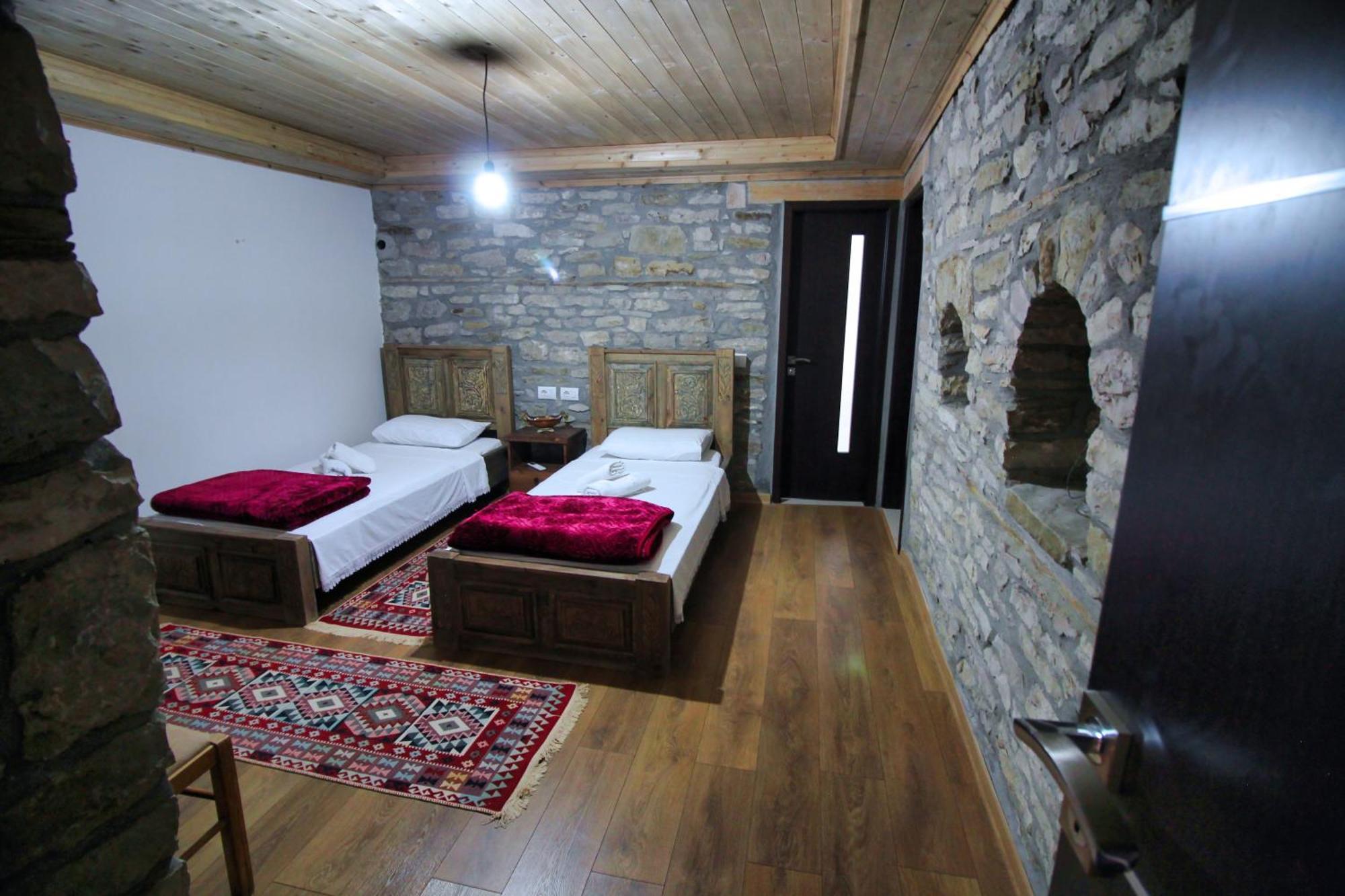 Gjirokastër Guri Guesthouse מראה חיצוני תמונה