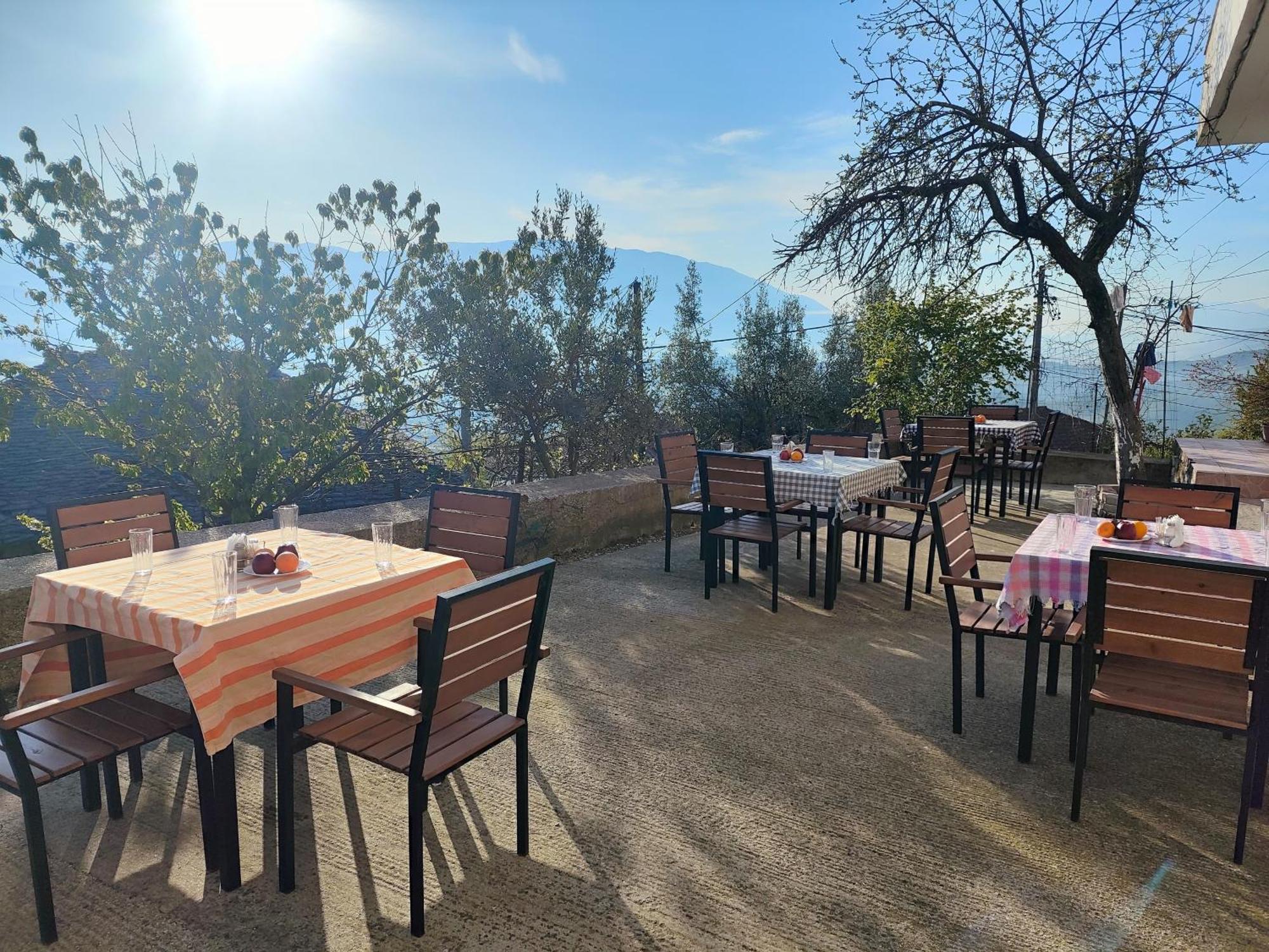 Gjirokastër Guri Guesthouse מראה חיצוני תמונה